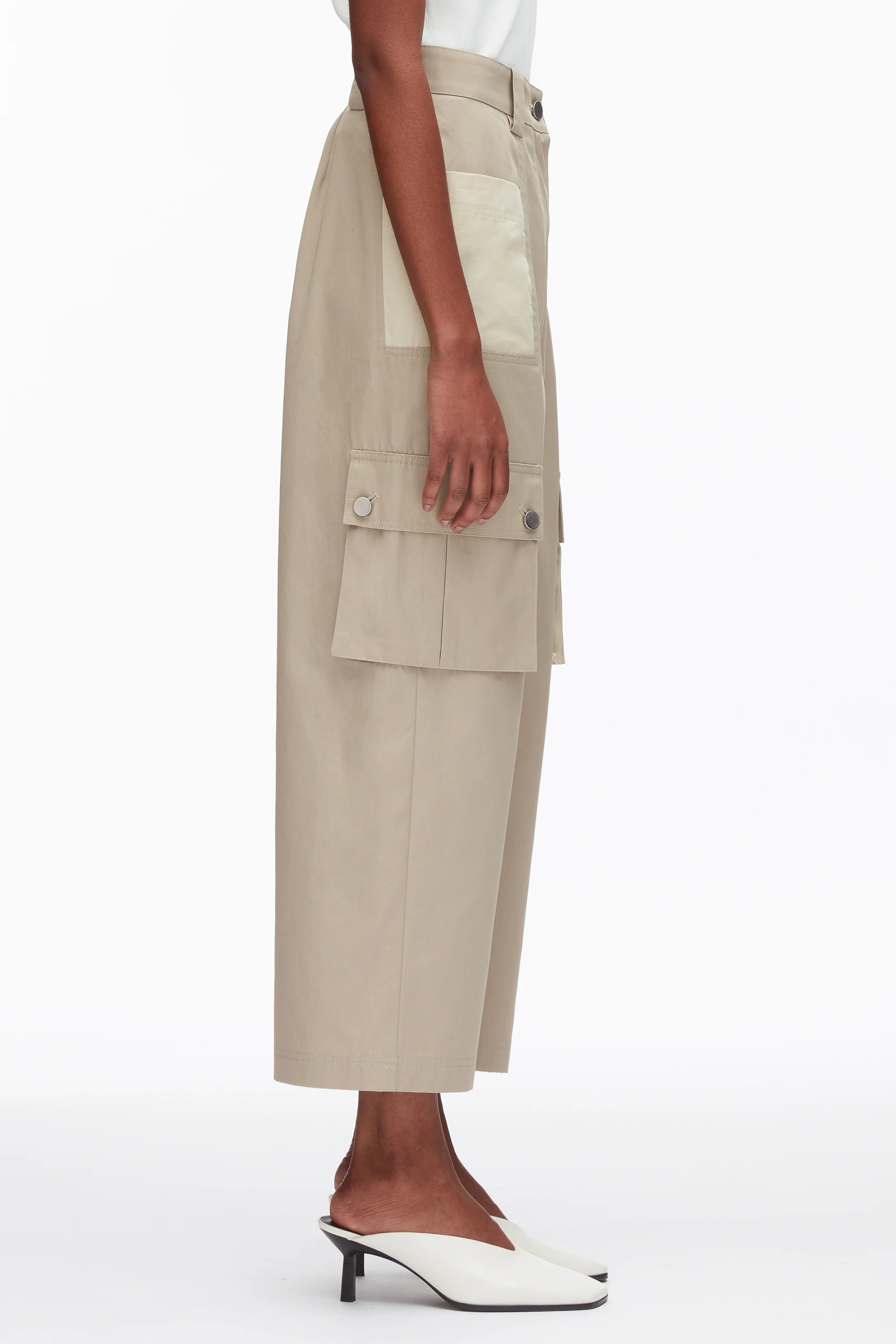 Two-Toned Cropped Cargo Pants - Image 12